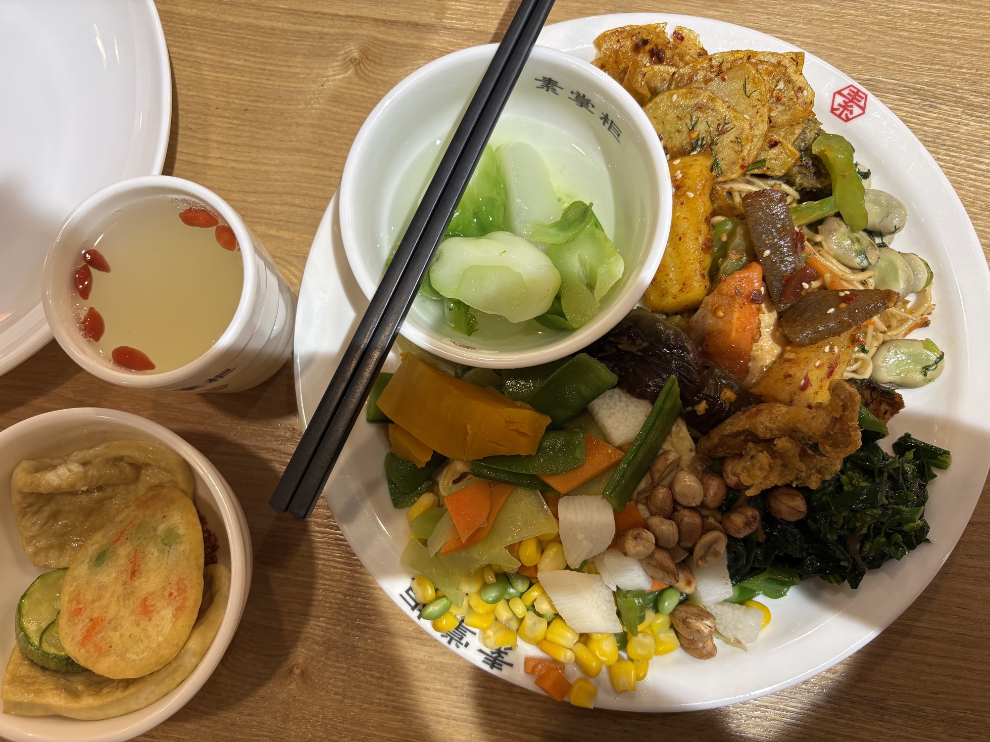 素掌柜的一餐素食：蔬菜、菌菇、素斋拼盘