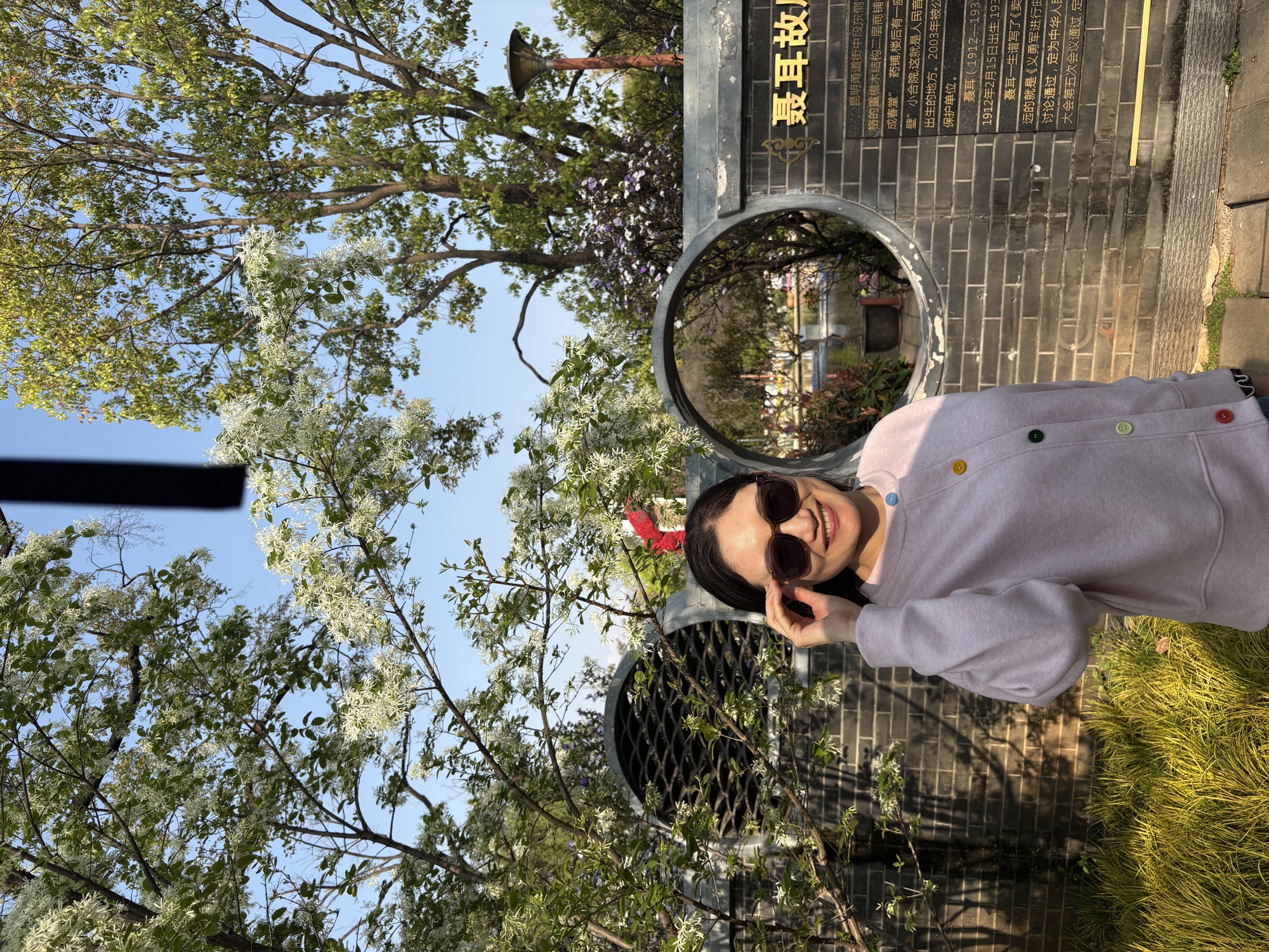昆明老街聂耳故居门前，晶晶摘下墨镜笑